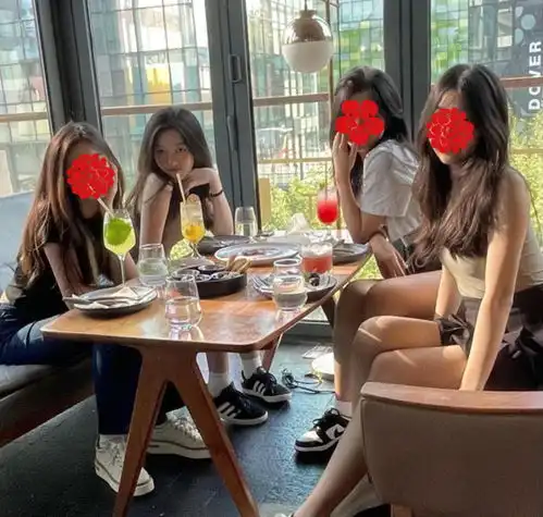 李亚鹏一家四口散步,15岁李嫣打扮成熟,比窦靖童更具女人味