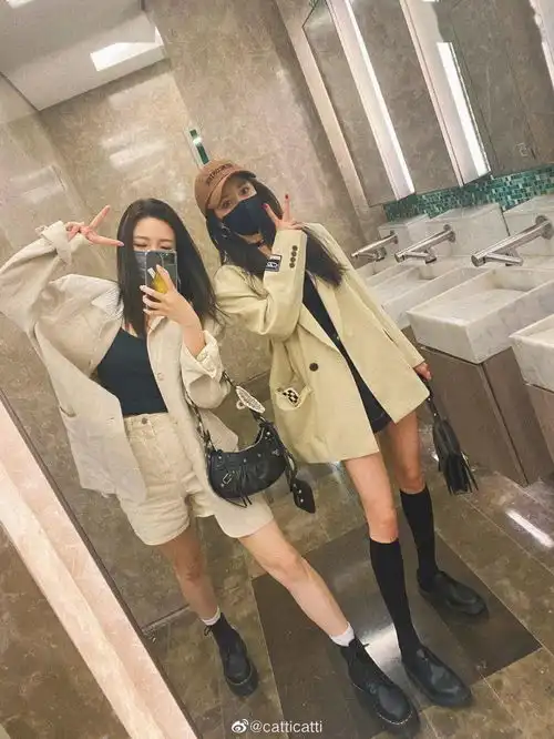 杨幂被偶遇穿的这件可比bm香多了