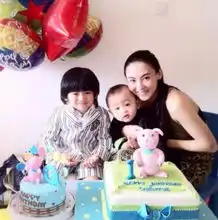 柏芝lucas亲密镜头全记录母子甜蜜玩亲亲