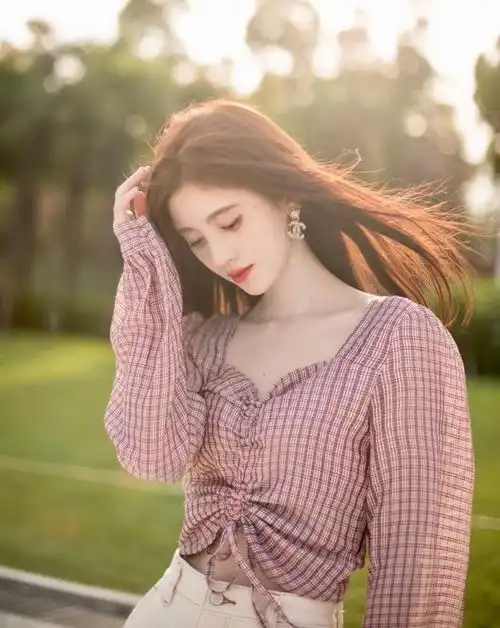鞠婧祎不愧是76斤的女孩,看她穿露脐衬衫秀出的腰围我慕了