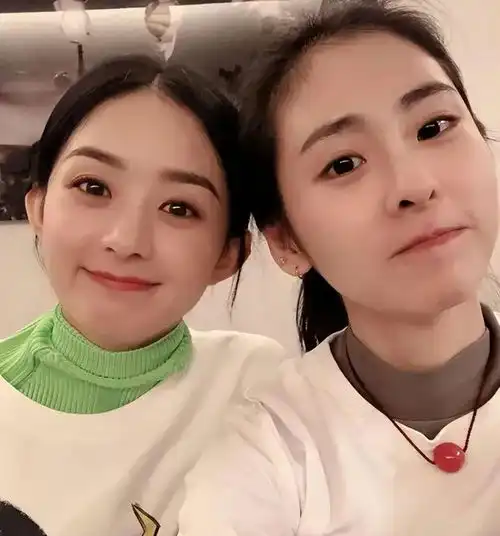 赵丽颖自拍嫩成18与张碧晨同框满脸胶原蛋白,神仙闺蜜情引羡慕