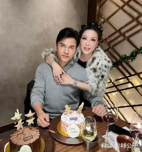 吕良伟富婆妻子办聚会美貌不输闺蜜关之琳,向太戴巨型钻戒闪爆