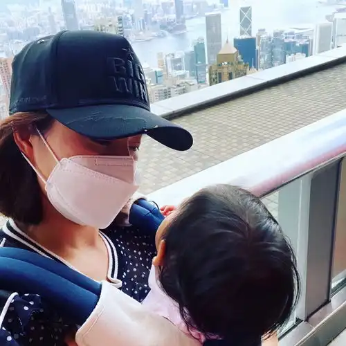 郭晶晶闺蜜团首曝光,身家20亿名媛为其庆生,晶晶抱女儿笑开怀