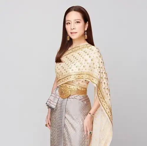 泰国华裔富婆生图贼真实穿球服年轻十岁,玩下装失踪状态似少女