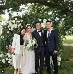 余文乐老婆为闺蜜庆生,又唱又跳玩得开心,吃相优雅被赞超级淑女