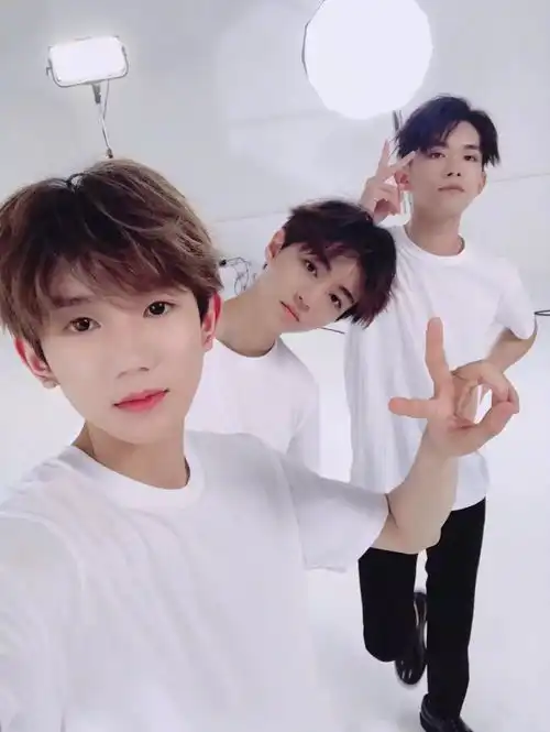 tfboys自拍王源不露脸,易烊千玺高糊,而王俊凯的比较正常
