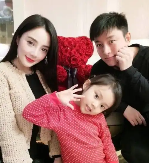贾乃亮春风满面看女儿,与甜馨打羽毛球挥汗如雨,李小璐全程陪同