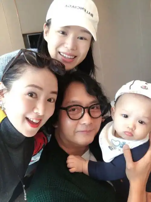 胡杏儿老公现身活动,与爱妻闺蜜贴脸合影不避嫌,网友直呼不合适