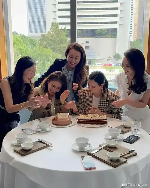 黎姿连环庆生独缺闺密李嘉欣与腾讯总裁夫人脸颊比心秀新闺蜜情