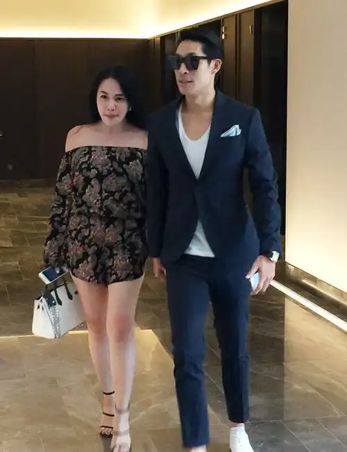 贾静雯女儿满月明星闺蜜现身