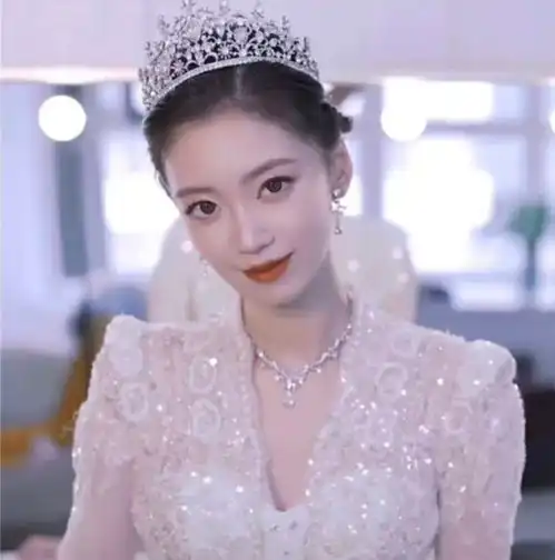 00后儿子陪40岁妈妈拍婚纱照,两人被误认是情侣,妈妈穿婚纱太美