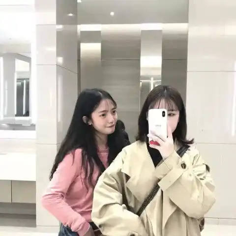 00后闺蜜头像火了,男朋友闪现躲避,网友举爪收藏