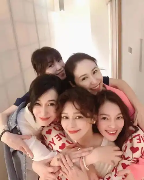 徐若瑄罕见与富婆闺蜜聚会,烫羊毛好显嫩,富士康老板娘也变陪衬