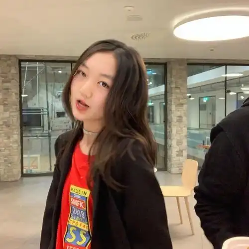 6位闺蜜组团拍照00后李嫣穿全黑造型,不站c位也很有辨识度