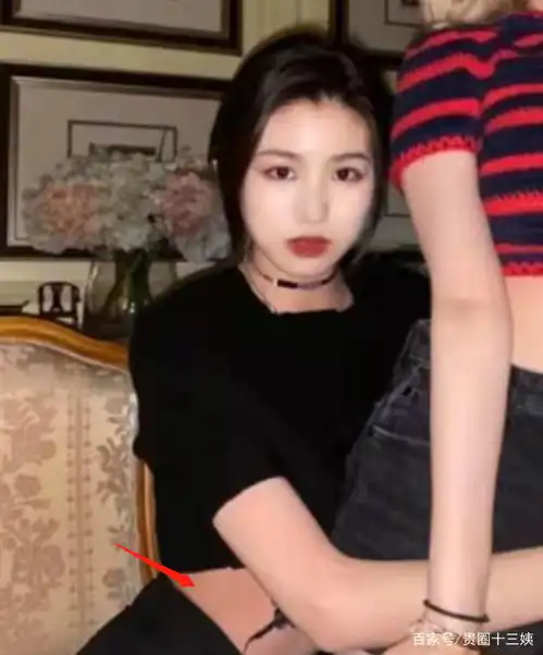 李嫣小苹果罕见合体,为闺蜜庆生甘当配角,细节透露二人地位高低