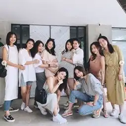 余文乐陪爱妻回娘家,单手抱娃爸爸力十足,穿亲子装出镜笑容灿烂