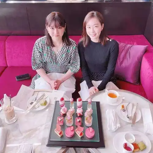 石川佳纯最新近照,盛装打扮为闺蜜庆祝生日,肤白貌美上围傲挺