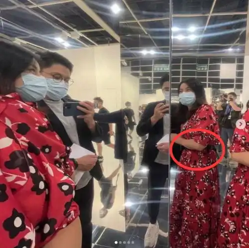 郭晶晶与闺蜜聚餐自拍,化淡妆穿深v长裙,小腹平坦再破四胎传闻