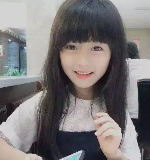 八岁女孩因漂亮走红,看到她妈妈的时候才知道是基因强大