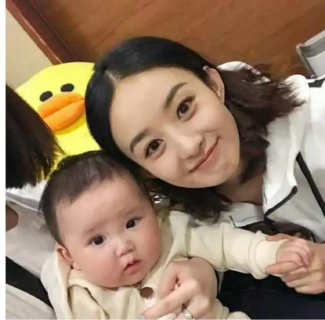 赵丽颖为二叔庆生,二叔帅气不减当年,保养的真好