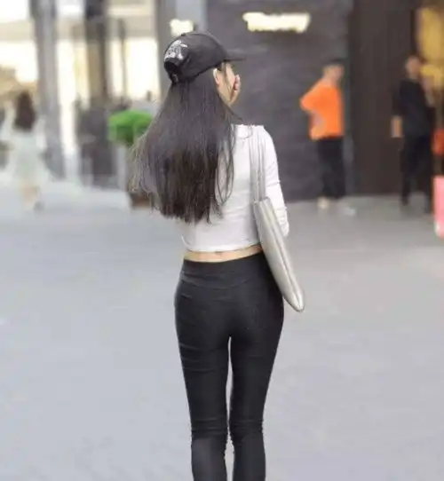 幽默笑话发现我老公老是找我表妹玩游戏,老是黏在一起两个人开心得不得了段子