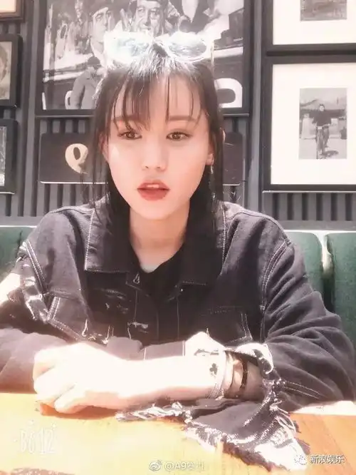 穿同款衣服凹同款造型不够好闺蜜还必须长得一毛一样
