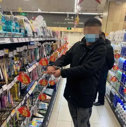 穿名牌的宝马男逛超市,悄悄把这些东西塞进gucci包,作案只是因为当时没带钱