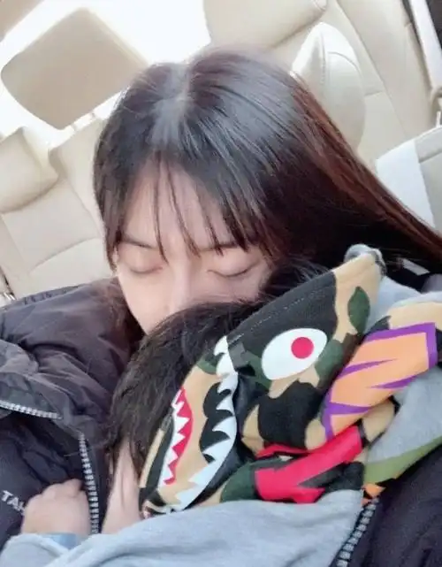 baby和闺蜜逛街不忘带娃怀抱儿子妈妈力十足,奶奶同行画面温馨