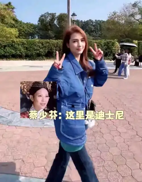 蔡少芬和闺蜜带娃聚会,53岁洪欣白到发光,两家女儿打扮都很潮