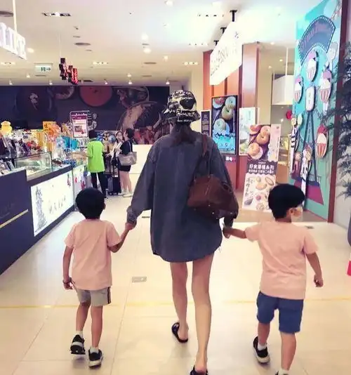 陈若仪带着双胞胎儿子到超市,双子星推着自己的手推车