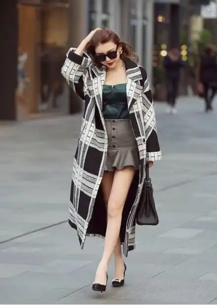 街拍美女,高颜值美女对搭配的掌控总是很到位,可爱和高冷怎么选