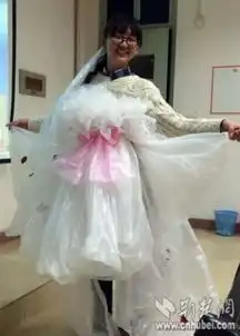大一女生用一次性桌布制作环保婚纱