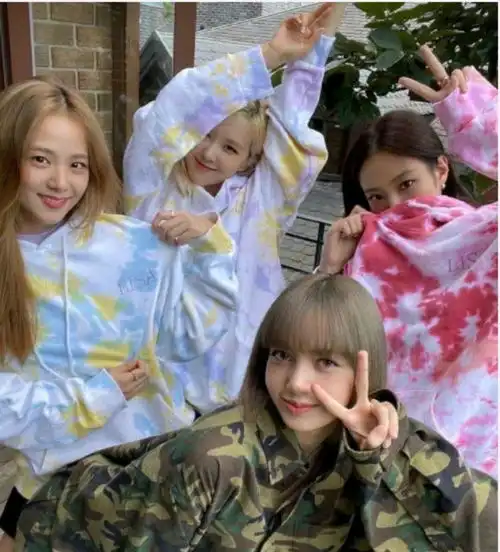 lisa在机场跳lalisa,手舞足蹈好可爱,却被网友吐槽脖子短