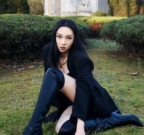 李嫣闺蜜晒时尚照片风格走大牌路线,和国际名模一样漂亮