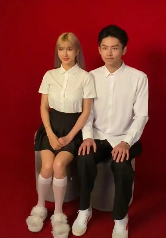 李小璐拎名包现身机场,小露香肩超迷人,对镜甜笑少女感十足