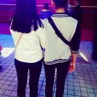 帮我找一对姐妹头像要求不要网址可以不要字不要看见脸背影不要看见脸可以不带字