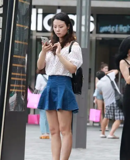 闺蜜两人同样的衣服,胜的毫无悬念,换成紧身裤可秒杀