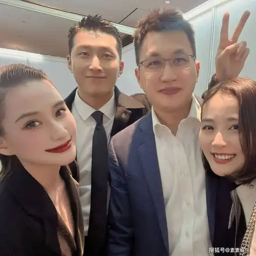 何超莲邓紫棋李蕴三闺蜜久违合体,窦骁站在身后开心抢镜头