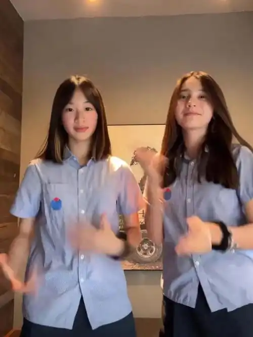吴尊女儿与闺蜜逛街被偶遇,13岁身高近一米七,长相甜美像父亲