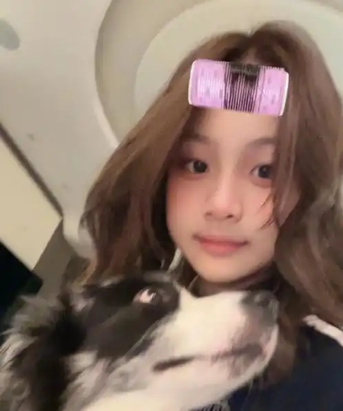 甜馨晒与妈妈合照母女做同款发型亲密如闺蜜