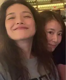 林心如素颜出镜参加聚会,躲在舒淇身后卖萌,力证鼻子没变形