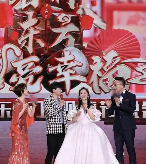 组图东方卫视春晚彩排现场曝光唐嫣与闺蜜王冠同台主持