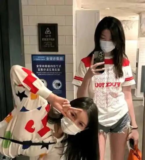 李亚鹏言传身教,15岁女儿李嫣举止低调,拍照遮住大牌标识