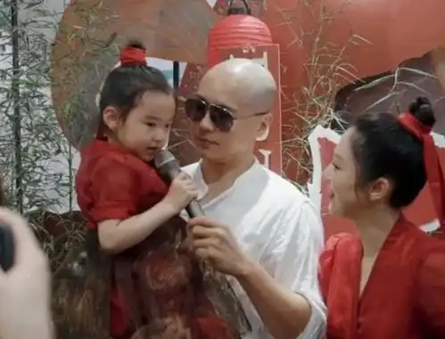佟丽娅董璇带娃过万圣节,闺蜜俩越来越像,小酒窝造型萌翻太美了