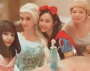 baby日本与闺蜜玩cosplay,被笑个个都是网红脸认不出