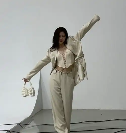 宋妍霏和欧阳娜娜撞衫,穿同款造型,都是酷girl谁时尚感更绝