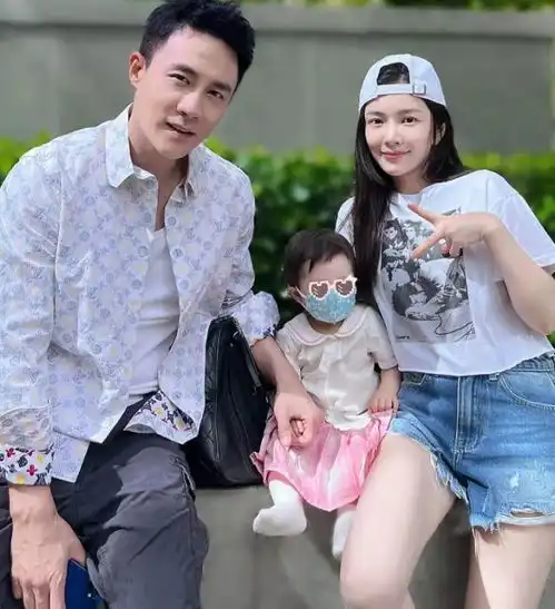 杜淳老婆晒与闺蜜合照两人比心王灿手放臀部抢镜,网友小心机
