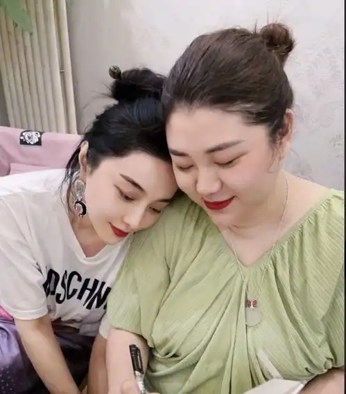 杨天真为范冰冰庆生亲密相拥,从端茶跟班混成好闺蜜,她经历了太多