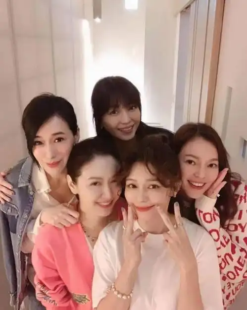 徐若瑄罕见与富婆闺蜜聚会,烫羊毛好显嫩,富士康老板娘也变陪衬