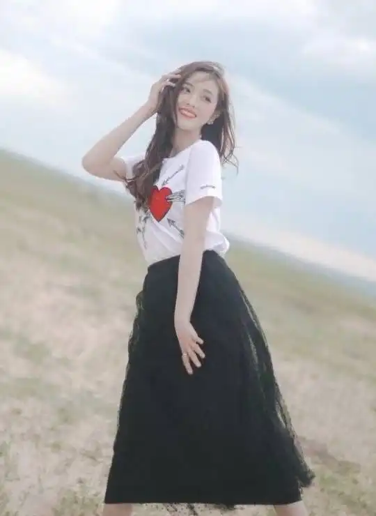 吴宣仪觉得裙子不好看,就在裙上粘了一层头发,也太仙气了